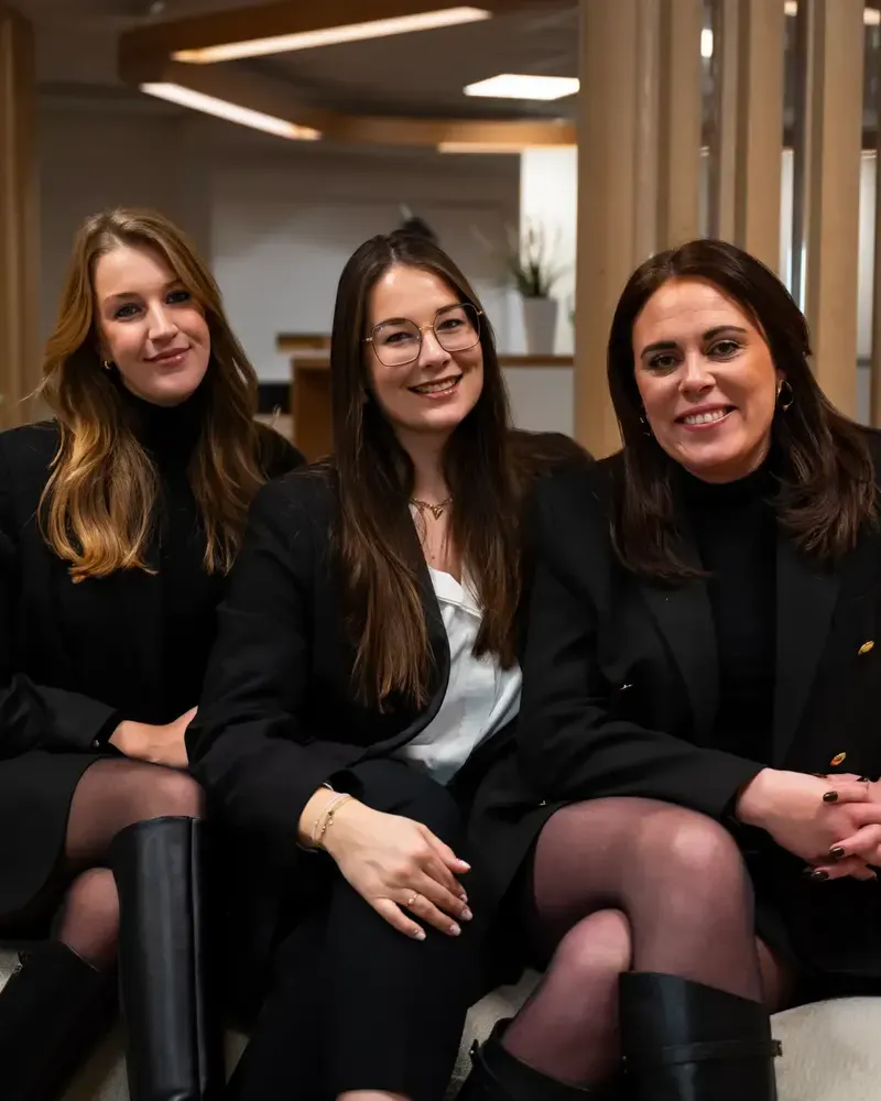Drie collega’s van Salesmakers op kantoor